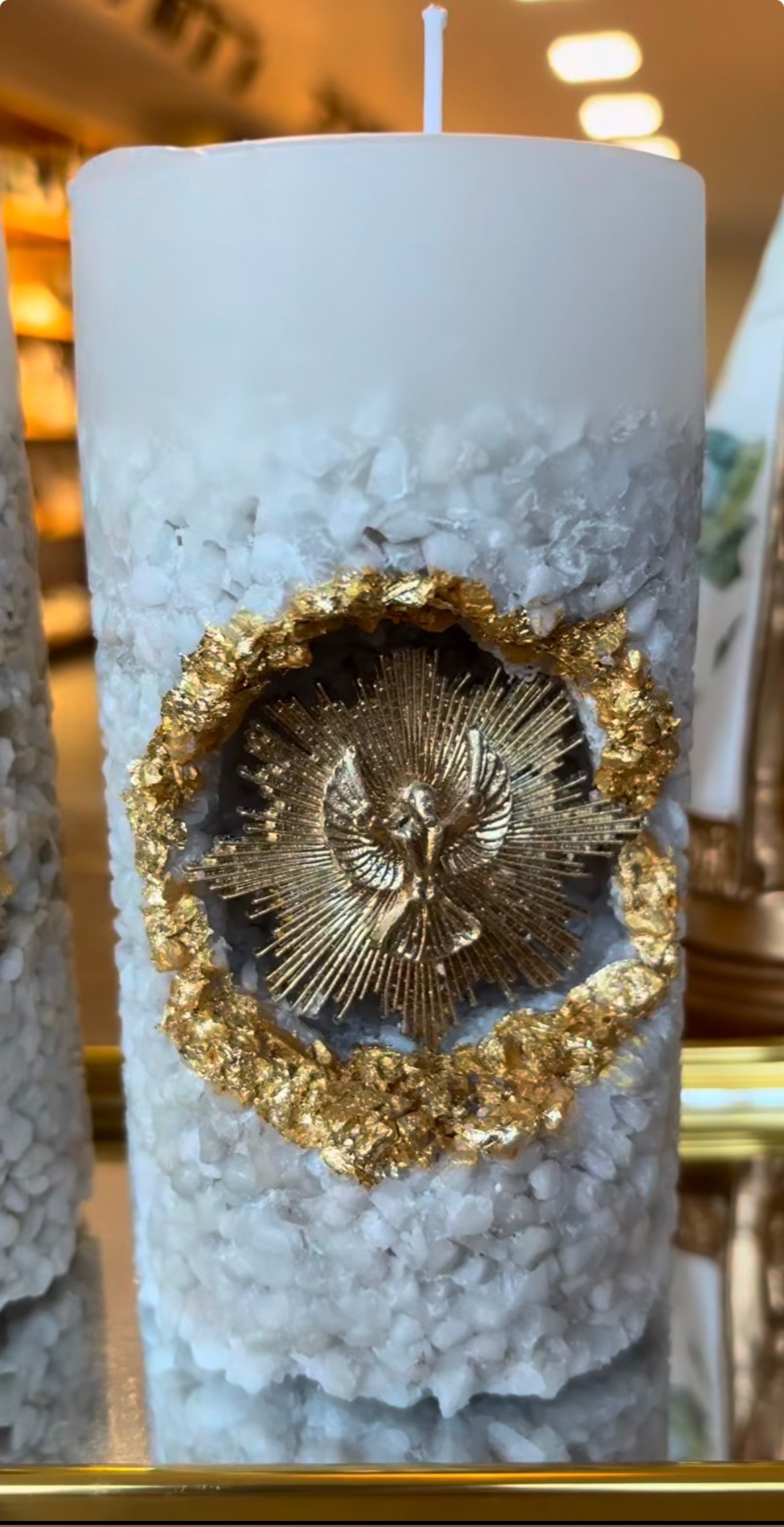 Vela Artesanal Divino Espírito Santo - Cristais Brancos e Moldura Dourada Premium