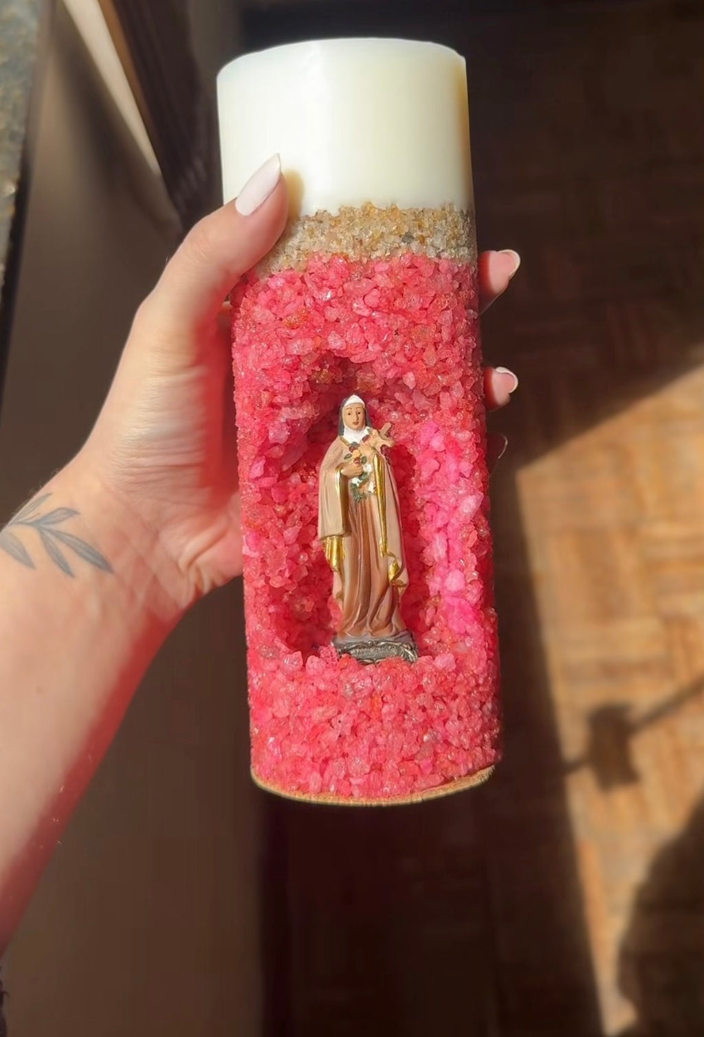 Vela Artesanal Santa Teresinha - Cristais Rosa e Ouro Premium